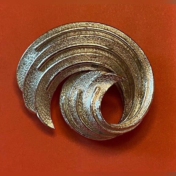 Vintage Women’s Brooch Pin Swirl Wave Silver Tone 1.5 X 2” - Picture 1 of 5